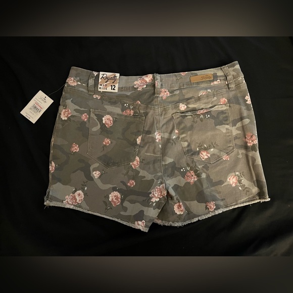 Women’s Royalty For Me Mid Rise NWT camouflage floral shorts in size 12 - Picture 10 of 12